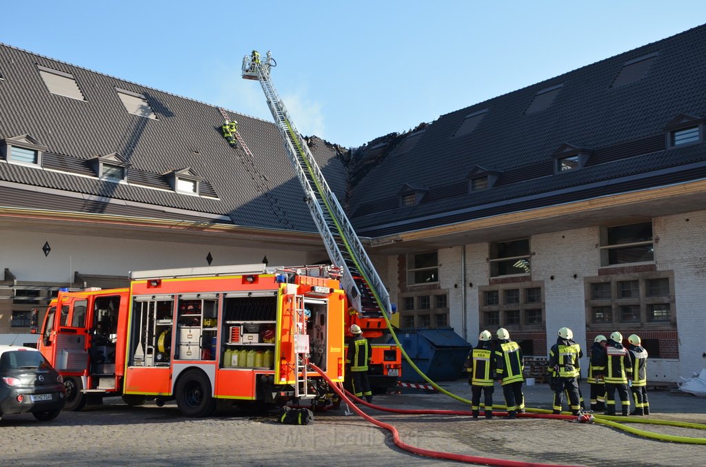Feuer 3 Dachstuhlbrand Koeln Rath Heumar Gut Maarhausen Eilerstr P235.JPG